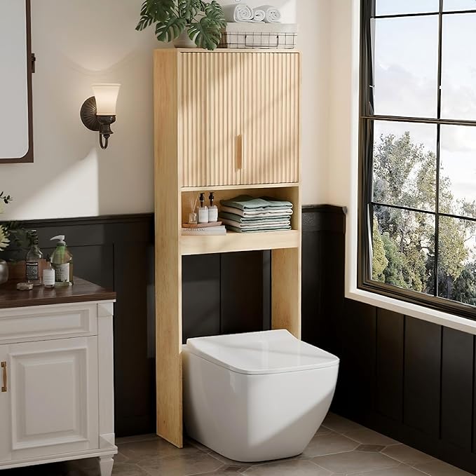 VINGLI Fluted Over The Toilet Storage Cabinet, Modern Behind Toilet Cabinet Bathroom Organizer with 2 Fluted Doors,Wood Storage Organizer Freestanding with Adjustable Shelf for Bathroom,Natural Oak