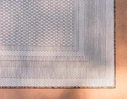 Unique Loom Outdoor Border Collection Area Rug - Soft Border (4' 1" x 6' 1" Rectangle, Brown/ Ivory)