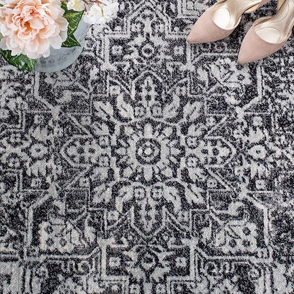 SAFAVIEH Evoke Collection Area Rug - 5'3" Square, Black & Grey, Distressed Design, Non-Shedding & Easy to Clean, Ideal for Living Room, Bedroom, Dining Space (EVK256R)
